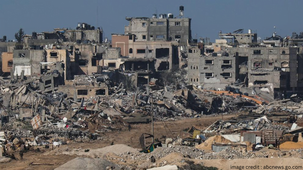 इज़राइल ने मध्य गाजा पर बमबारी की