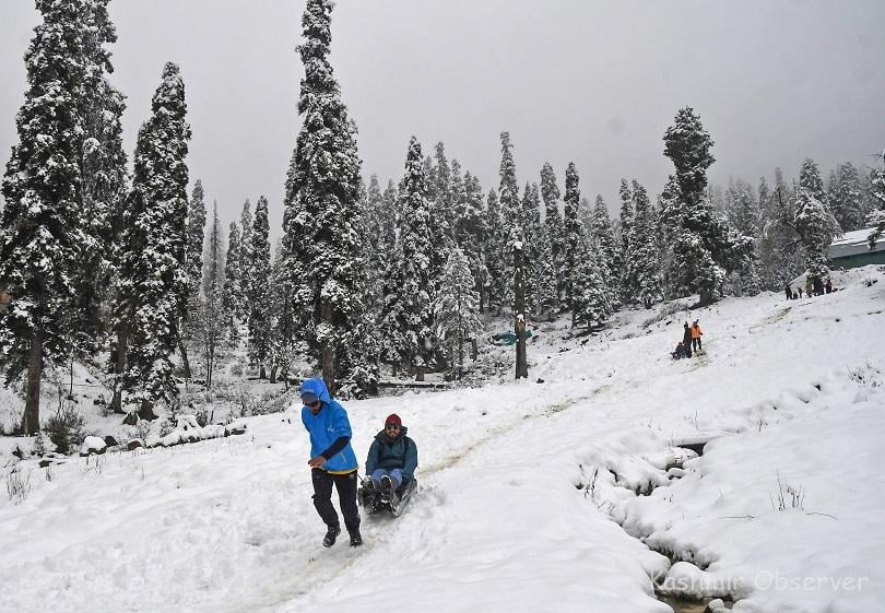 कश्मीर ताजा बर्फबारी के साथ,